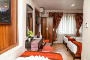 מיטה או מיטות בחדר ב-Hotel Himalayan Oasis