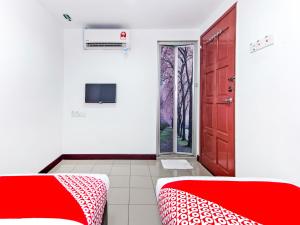 a bedroom with a red bed and a red door at Super OYO 321 Hotel D'Elegant in Kuala Lumpur