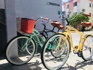 duas bicicletas estacionadas uma ao lado da outra ao lado de um edifício em CASA MALIX Puerto Morelos em Puerto Morelos
