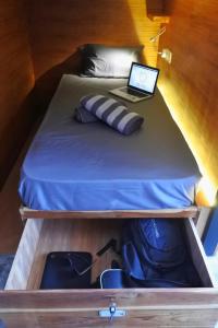 Postel nebo postele na pokoji v ubytování Kaniu Capsule Hostel