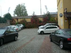 eine Gruppe von Autos, die auf einem Parkplatz geparkt sind in der Unterkunft Pension Miltom in Budweis