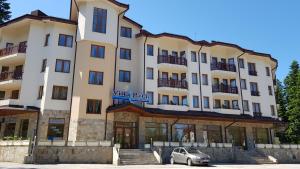 een gebouw met een auto ervoor geparkeerd bij Villa Park Studio&Double room in Borovets