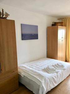 ein Schlafzimmer mit einem Bett, einer Kommode und einem TV in der Unterkunft NEVERSEA Beach - Panoramic Penthouse in Constanţa