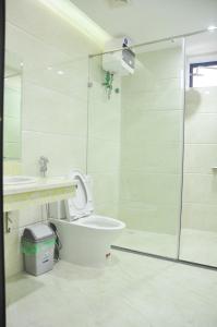 y baño con ducha, aseo y lavamanos. en Ngoại Thương Hotel Từ Sơn Bắc Ninh, en Bình Ha