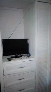 einen Flachbild-TV auf einer weißen Kommode in der Unterkunft Green Sea Villa Helen Inn - Kilometer 4 Circunvalar in Buenavista