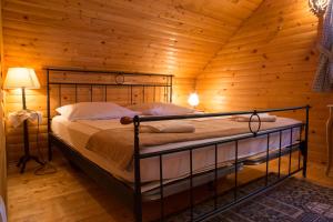 Un pat sau paturi într-o cameră la Liki Niki Spa