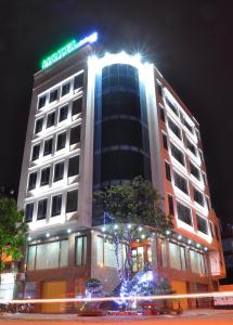un edificio con un cartel encima por la noche en Ngoại Thương Hotel Từ Sơn Bắc Ninh, en Bình Ha