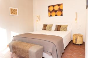 - une chambre avec un grand lit et un tabouret dans l'établissement B&B Casa Cuccagna, à Fratte Rosa