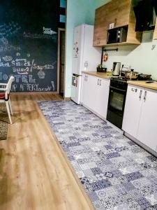 Cuisine ou kitchenette dans l'établissement Hostel S size