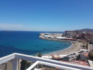widok na plażę i ocean w obiekcie Apartamentos Playa Benitez w mieście Ceuta