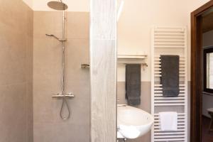 uma casa de banho com um chuveiro e um lavatório. em B&B Casa Cuccagna em Fratte Rosa