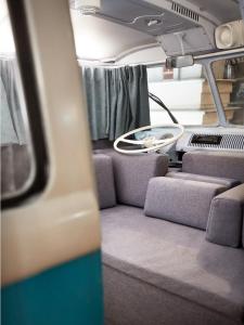 una vista interior de un autobús con asientos grises en Hotel Not Hotel Amsterdam, en Ámsterdam