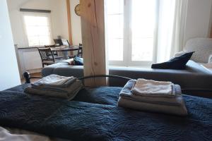 a living room with two towels sitting on a bed at Casaprisco in Putten