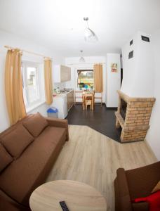 a living room with a couch and a fireplace at Letnisko nad jeziorem in Skulsk