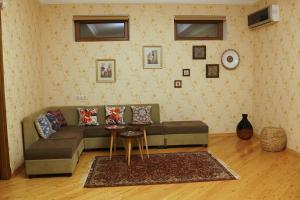 sala de estar con sofá y mesa en Seaview Villa Buzovna Sameya, en Buzovna