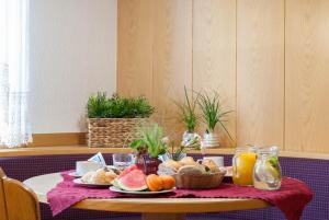 une table avec une plaque de nourriture dans l'établissement Gasthof Hanni, à Merano