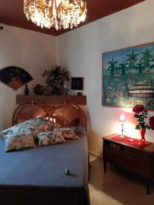 波爾圖波佐的住宿－Casa Boutique Angelika，一间卧室配有一张床和一张带台灯的桌子