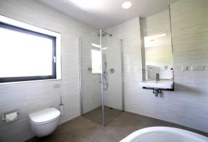 Bilik mandi di Passivhaus 750m vom Bodensee -- 2x E-bike inklusive -- Neubau 2019 am Ortsrand