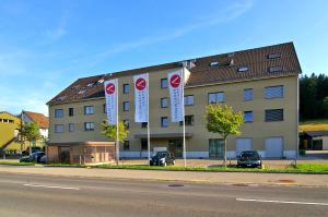 um edifício sem sinais de estacionamento em frente em VARIAS Lifestyle Apartments em Elsau