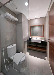 A bathroom at Kokoon Hotel Surabaya