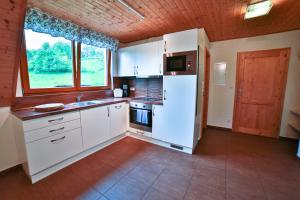 Kuchyň nebo kuchyňský kout v ubytování Apartmány Maršíkov