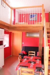 ein Wohnzimmer mit einem Hochbett und einem Tisch mit einem Esszimmer in der Unterkunft Simonshome in Sarre-Union