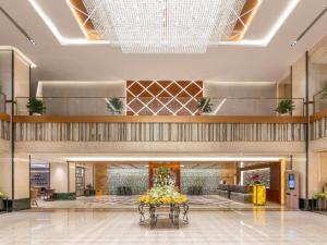 a lobby with a large flower arrangement on a table at Chongqing Liyuan Hotel in Chongqing