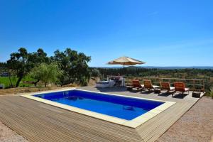 The swimming pool at or close to Cal Velho - Holiday Lodge