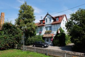 een zwarte auto geparkeerd voor een huis bij biozertifiziertes Hotel Höpfigheimer Hof mit Wein-Shop in Steinheim an der Murr