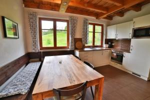Kuchyň nebo kuchyňský kout v ubytování Apartmány Maršíkov + 23 fotografií