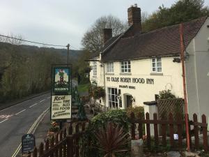 ein Gasthaus am Straßenrand in der Unterkunft Ye Olde Robin Hood Inn in Ironbridge