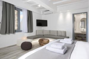 Ένα ή περισσότερα κρεβάτια σε δωμάτιο στο Iliada Suites