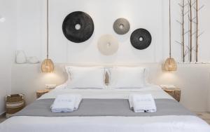 Ένα ή περισσότερα κρεβάτια σε δωμάτιο στο Iliada Suites
