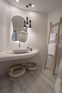 Ένα μπάνιο στο Iliada Suites