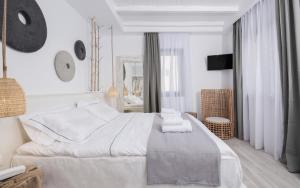 Ένα ή περισσότερα κρεβάτια σε δωμάτιο στο Iliada Suites
