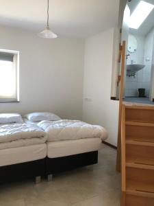 1 dormitorio con 1 cama y cocina en De Schuur, en Walem