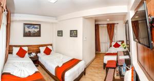מיטה או מיטות בחדר ב-Hotel Himalayan Oasis