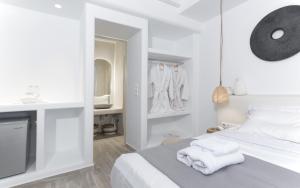 Ένα ή περισσότερα κρεβάτια σε δωμάτιο στο Iliada Suites