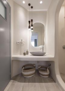 Ένα μπάνιο στο Iliada Suites