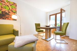 uma sala de estar com mesa e cadeiras em Ferienwohnungen Alpentraum - Landhaus Eberle em Oberstdorf