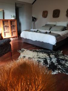 een slaapkamer met een groot bed en een tapijt bij 440@Brooklyn in Pretoria
