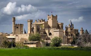 un gran castillo en la cima de un campo verde en ATICO con Piscina BELLAVISTA, en Tudela