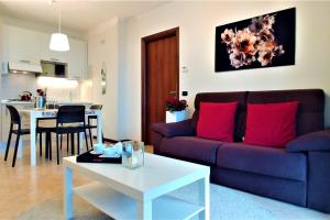 a living room with a purple couch and a table at 'La Quercia' top floor flat in Verona