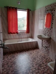 ein Badezimmer mit einer Badewanne und einem Waschbecken in der Unterkunft Panthalams Homestay in Thekkady