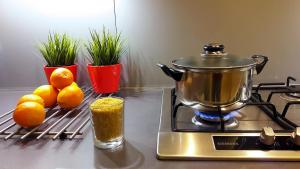 un mostrador con naranjas y una olla en una estufa en Spacious apartment in the heart of Krakow, en Cracovia