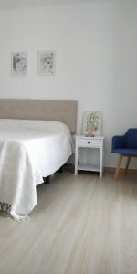 sypialnia z łóżkiem, stołem i krzesłem w obiekcie ITXASO w mieście Hondarribia