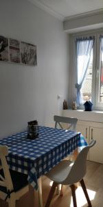 ITXASO في هونداريبيا: طاولة وكراسي زرقاء وبيضاء في مطبخ