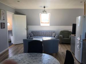 ein Wohnzimmer mit Sofa und Tisch in der Unterkunft Statarlängan in Visby + 19 Fotos