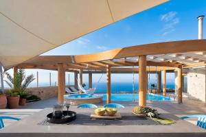アギア・ペラギアにあるMinimalist Mediterranean Blue key Villa with Sea View Infinity Poolのギャラリーの写真