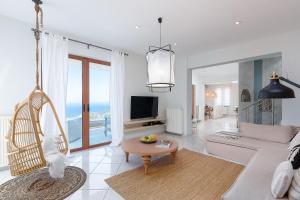 Televisor o centre d'entreteniment de Minimalist Mediterranean Blue key Villa with Sea View & Infinity Heated Pool